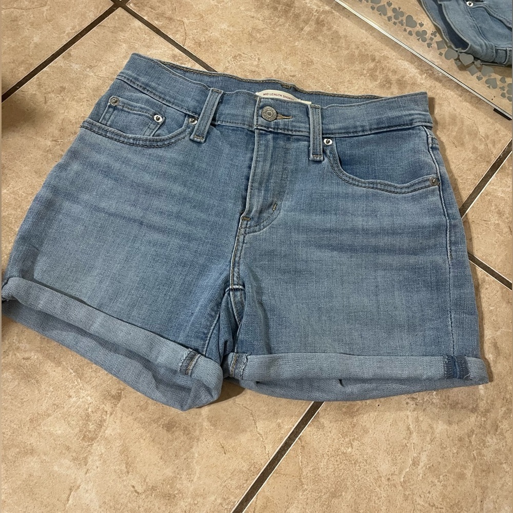 LEVI’S Mid-Rise Shorts